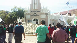 Movilización, escrache y reclamo a fábrica de implementos agrícolas.