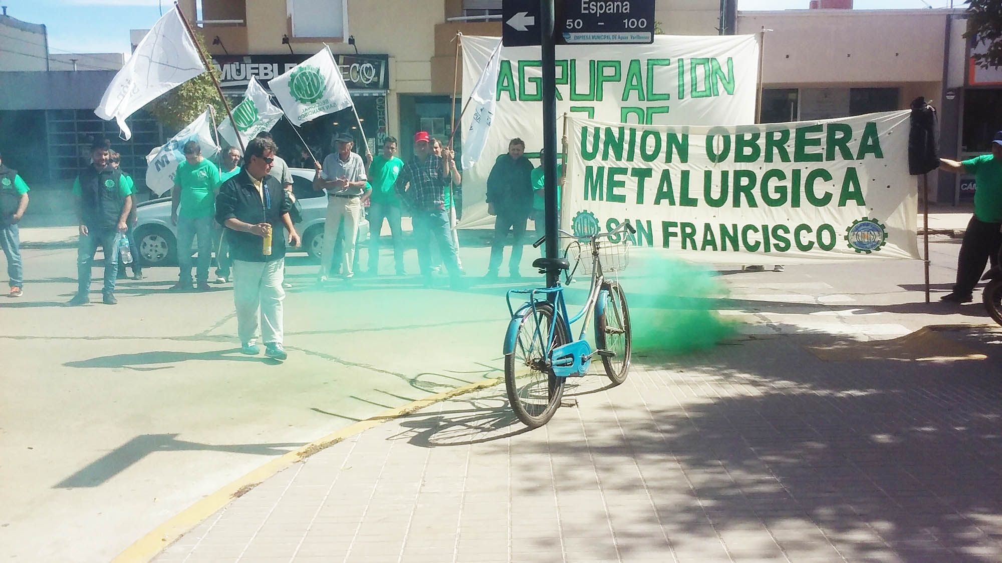 Movilización, escrache y reclamo a fábrica de implementos agrícolas.